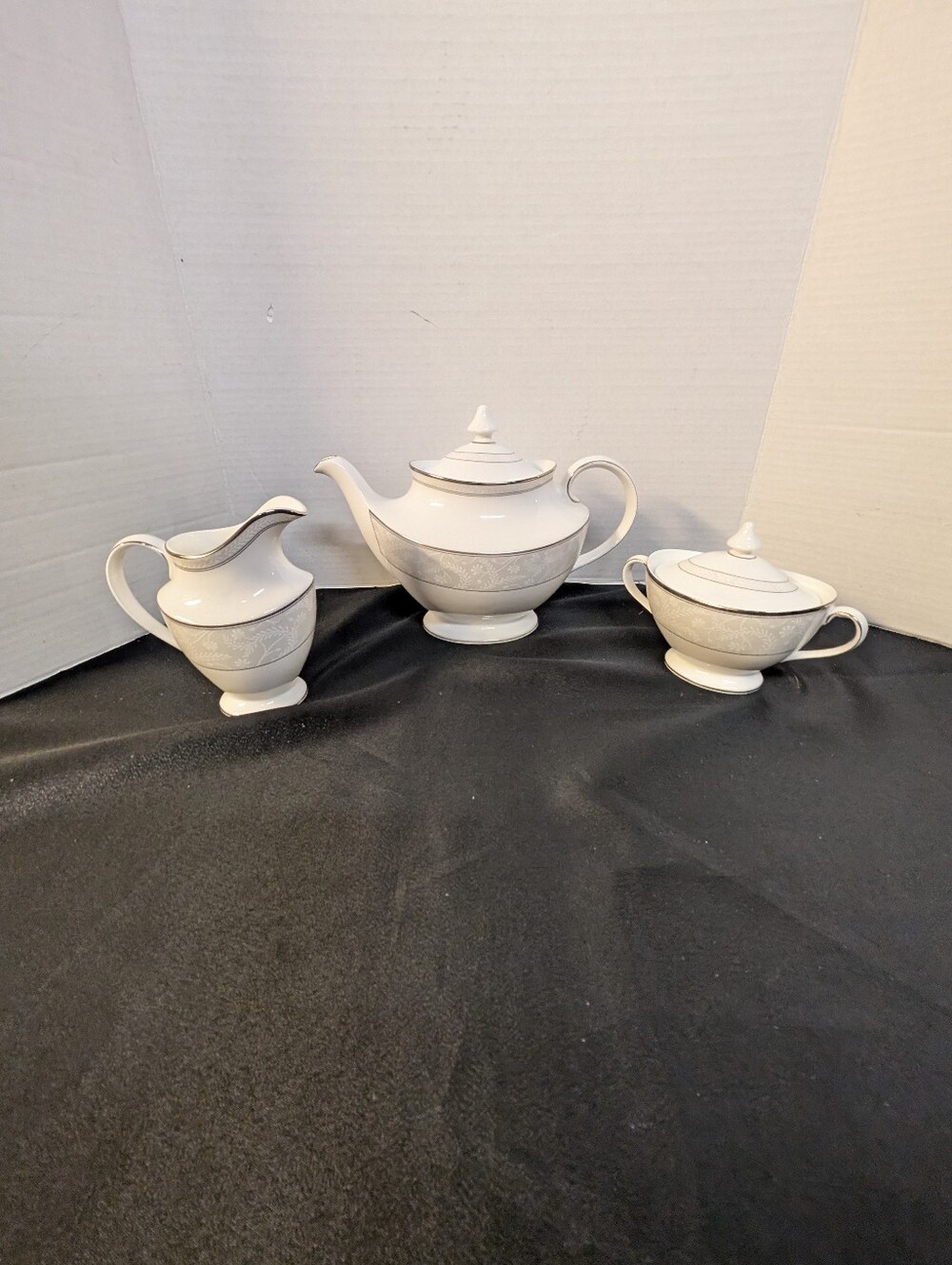 For RYAN Royal Doulton Porcelain ANTHEA Platinum Floral Cream And Sugar Set Z